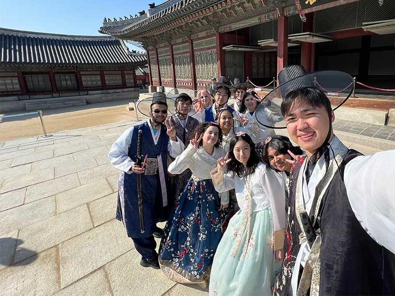一群韩国学生微笑着拍照
